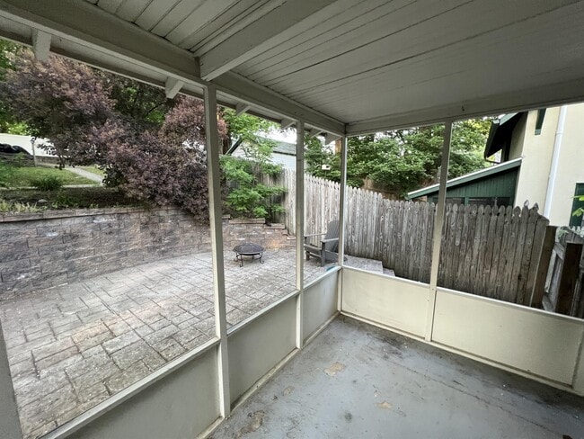 Building Photo - 519 School St