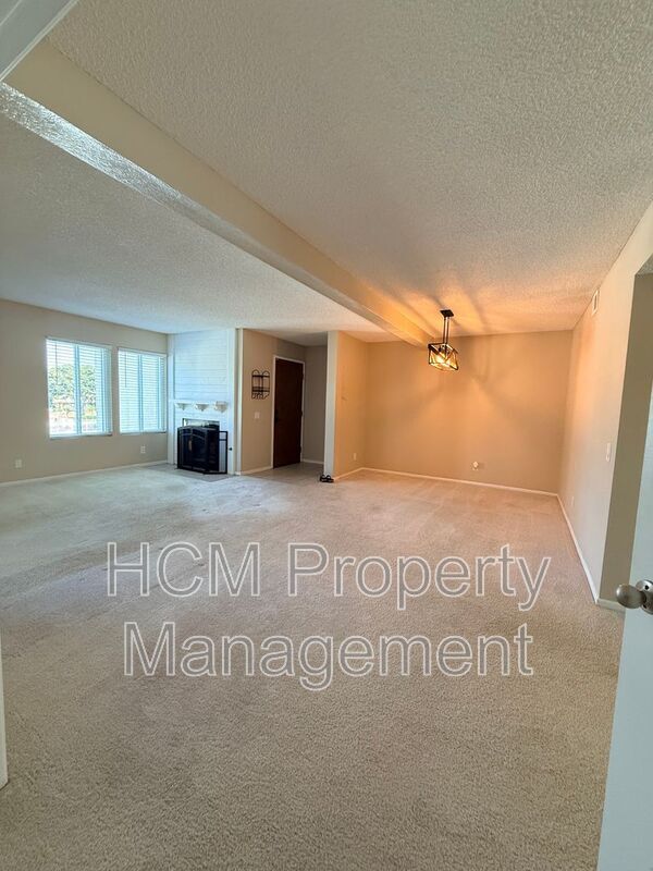 Building Photo - 4852 Cabana Dr