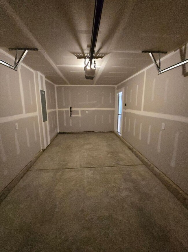 Building Photo - BRAND NEW 3 BEDROOM TOWNHOUSE IN PRINCE GEORGE