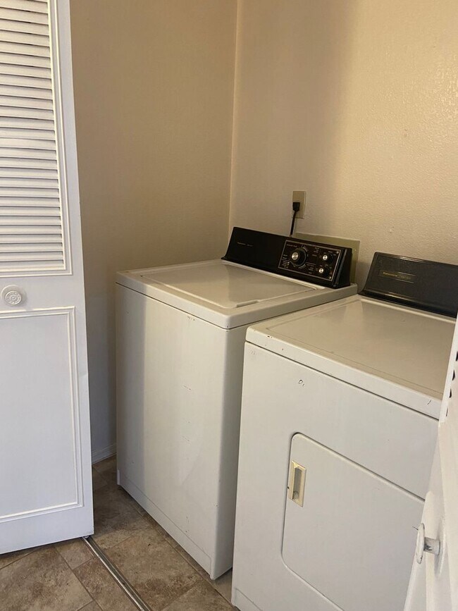 Building Photo - 1 Bedroom 1 bath w/attached garage