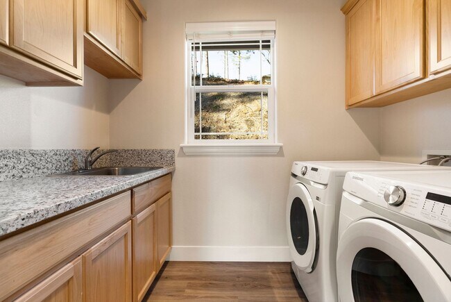 Building Photo - Beautiful 3 bedroom, 2 bath home in Paradise! Open Floor Plan with Attached Garage!