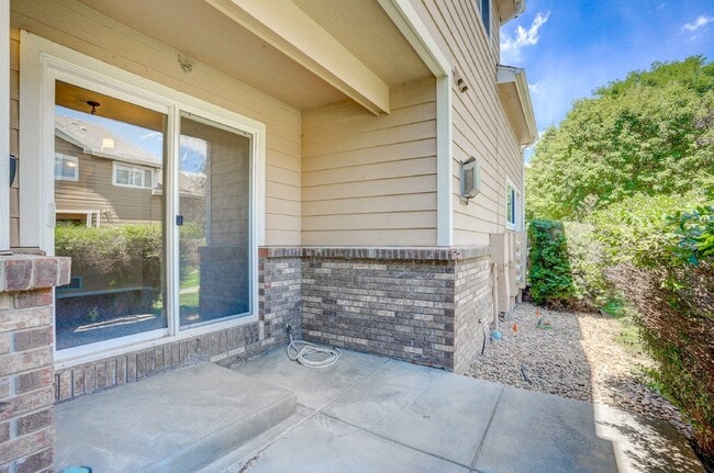 Building Photo - $1,795 - 2 bed/2.5 bath Townhome with new ...