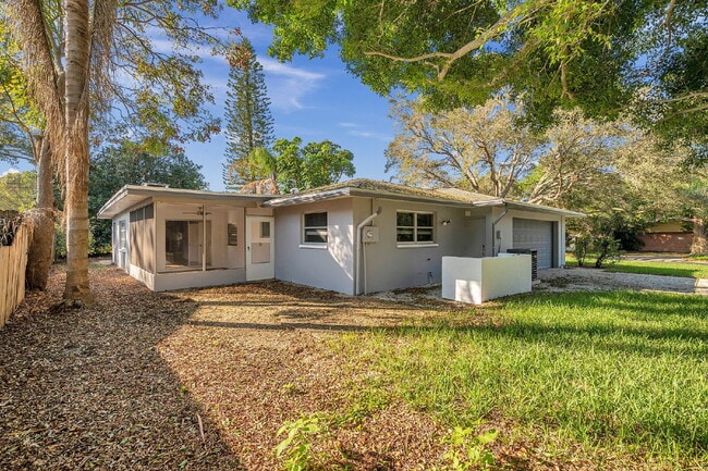 Building Photo - Modern, Move-In-Ready 3/2 Home with Spacious Yard & Garage |