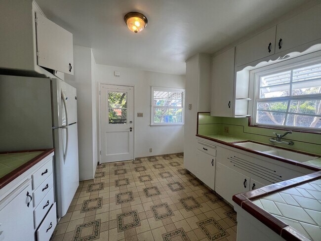 Building Photo - 1542 Alameda St