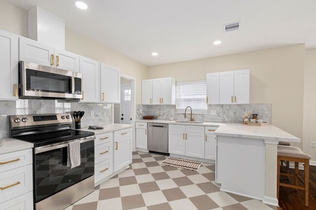 Building Photo - 102 E Val Verde St