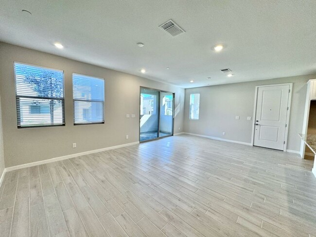 Building Photo - Brand New, never lived-in gorgeous 4 bedro...