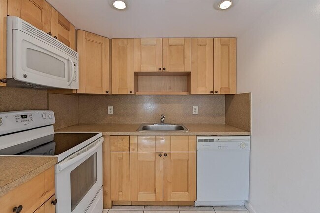 Building Photo - 167 Grantham E