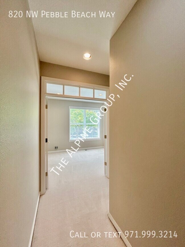Building Photo - 820 NW Pebble Beach Way