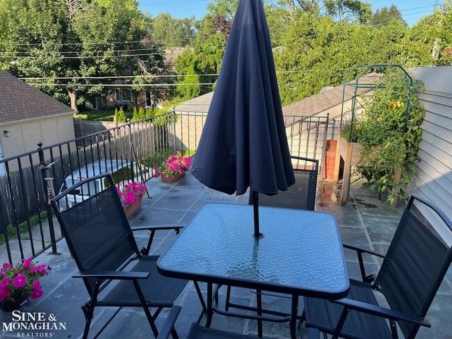 Building Photo - 904 Trombley Rd