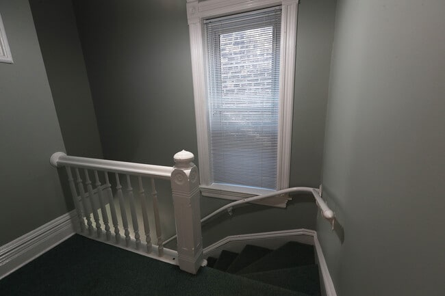 Building Photo - 833 N Winchester Ave