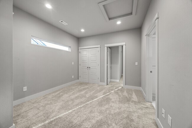 Building Photo - 910 W Cato Springs Rd