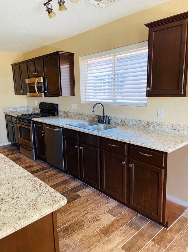 Building Photo - 5 bedroom 3 bath Remolded home Ready to move in!