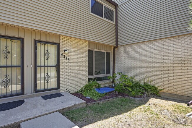 Building Photo - $2,340.95, 2 Beds - 3 Bath, Single Family Home in Littleton with Brand New Appliances!