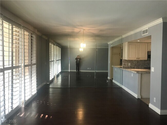 Building Photo - 205 E Harmon Ave