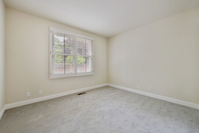 Building Photo - Luxury 4 bedroom/3 bathroom home in Menlo ...