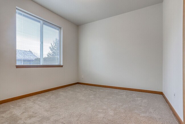 Building Photo - Beautiful 2 Bedroom 2.5 Bathroom Duplex in Great Washougal Location! Beautiful Finishes!