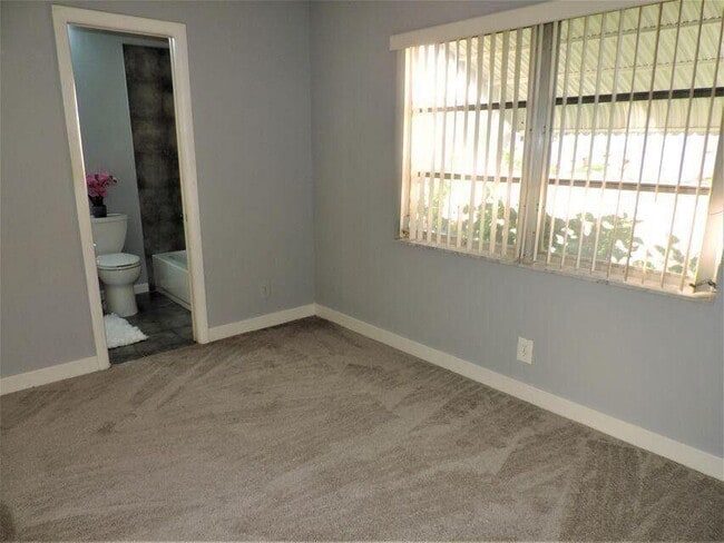 Building Photo - 1310 SW 18th Ct