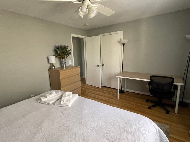 Master bedroom work place - 68 Stanford Rd W