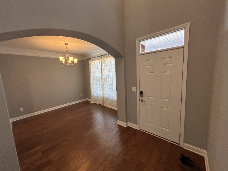 Building Photo - 427 Rockcrest Way