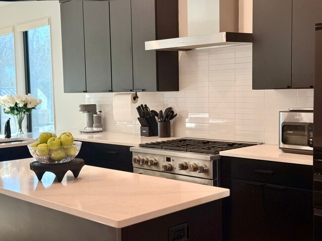 Building Photo - 716 Brighton Rd