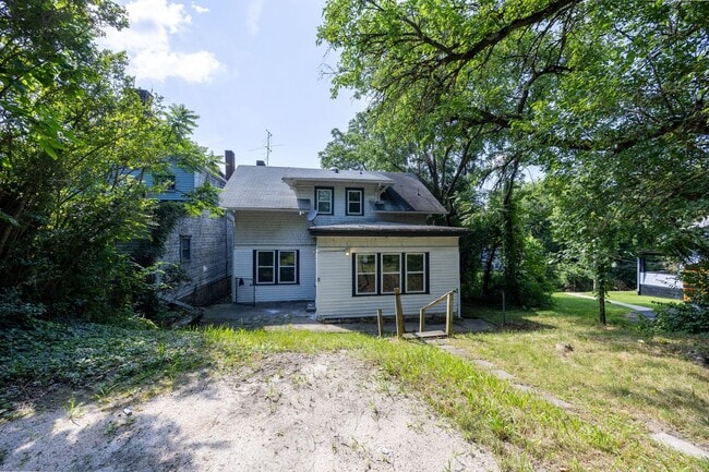 Building Photo - Renovated Large 4 Bedroom House in McKeesp...