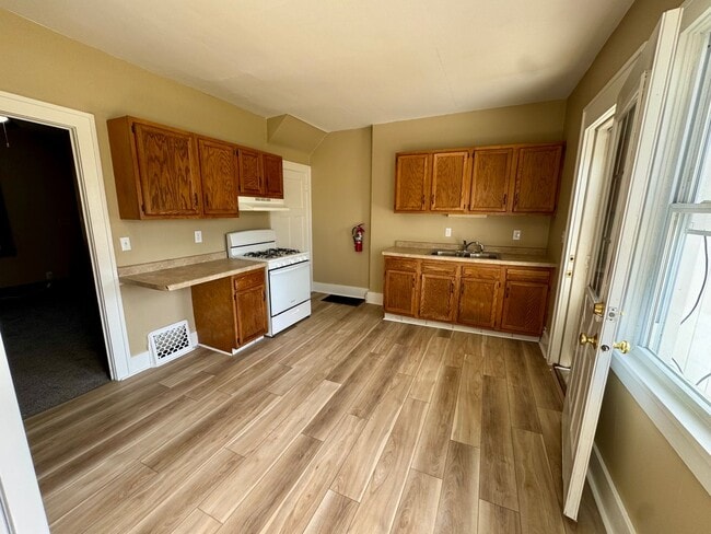 Building Photo - 2 Bed, 1 Bath Townhome Across from Stephens Park – $1,200/month (All Utilities Except MidAmerican...