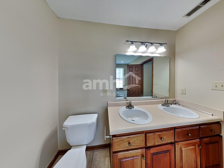 Building Photo - 1399 Palm Ct