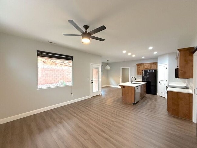 Building Photo - 4 bed, 2.5 bath duplex unit w/2 car garage