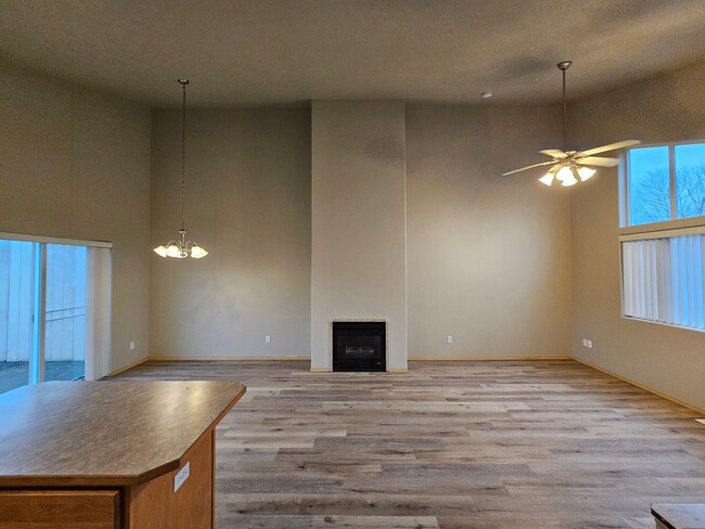 Building Photo - Newly Remodeled Duplex in the Valley