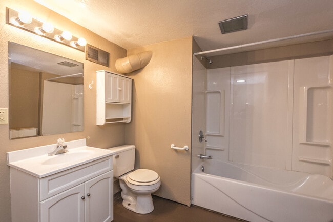 Building Photo - 2 Bedroom 2 Bathroom Home Available