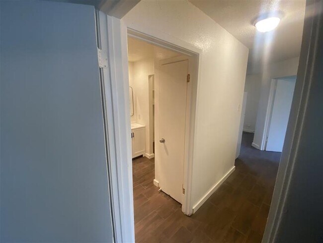 Building Photo - Spacious 3/2 duplex with a garage