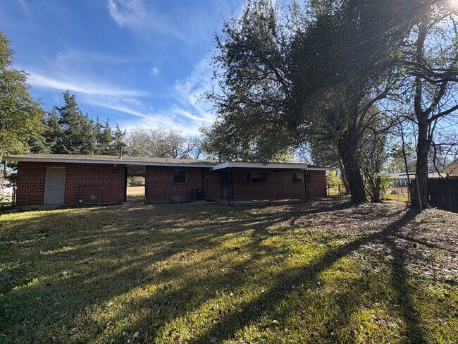 Building Photo - 3648 Thomas Ave