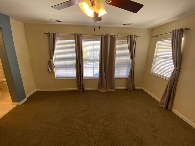 Building Photo - North Valley - 3 Bed 2 Bath - Near Water P...