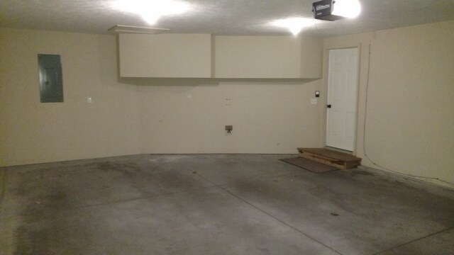 Building Photo - 4 bedroom, 3 bath home on quiet Cul-de-sac...