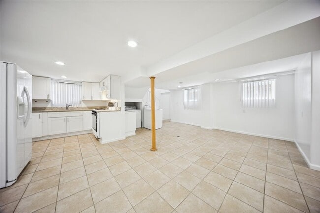 Building Photo - 6039 S Narragansett Ave