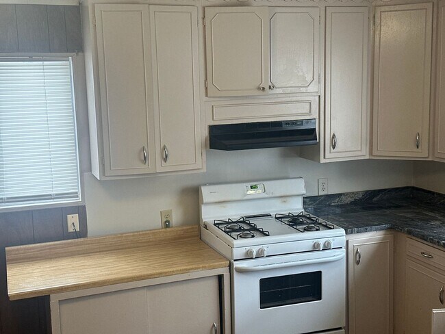 Building Photo - Available Now! 3-Bed, 1-Bath Home w/ Garage - Central Springdale, right next to Springdale High S...