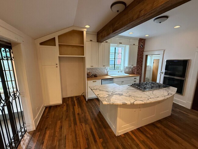 Building Photo - Charming For Lease Opportunity in Historic Carlton Place!
