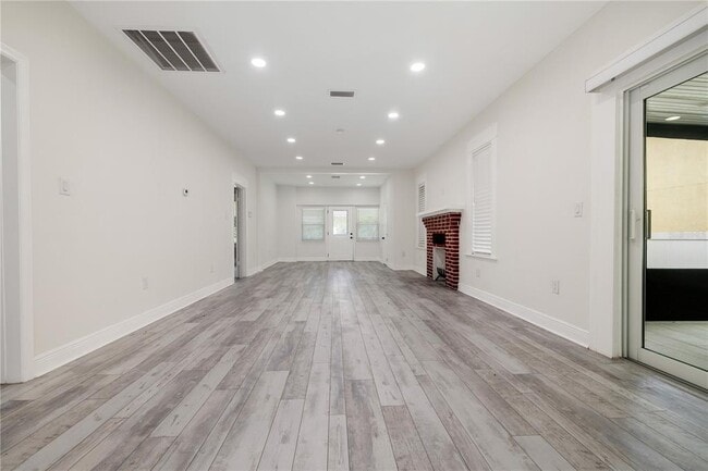 Building Photo - 409 S Willow Ave