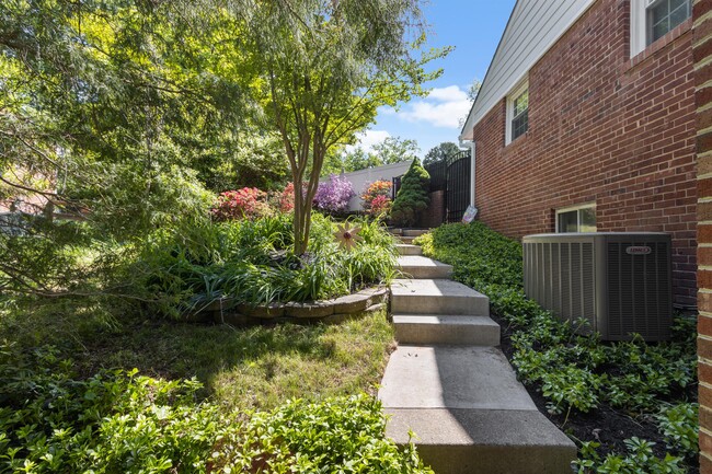 Building Photo - 10613 Howerton Ave