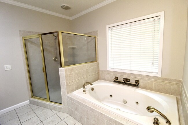 Building Photo - 2030 Glen Oaks Dr