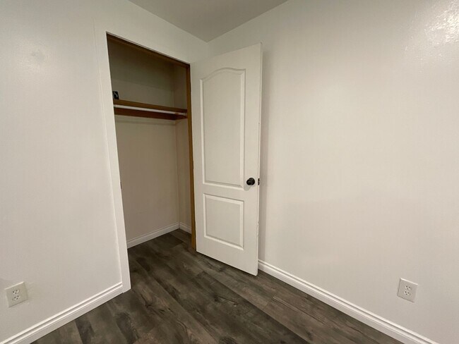 Building Photo - Beautiful 3 Bedroom 2 Bath Home at Lawrence Lake!