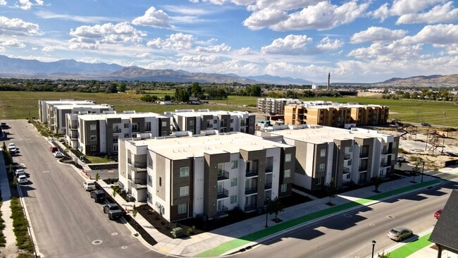 Building Photo - 1137 W 250 S