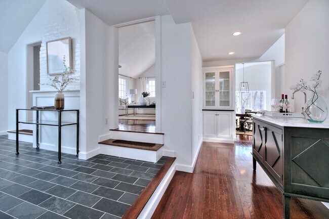 Building Photo - 562 Canoe Hill Rd