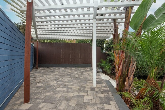 Building Photo - Charming Three Bedroom 2 Bath Home with Spacious Backyard for Entertaining!