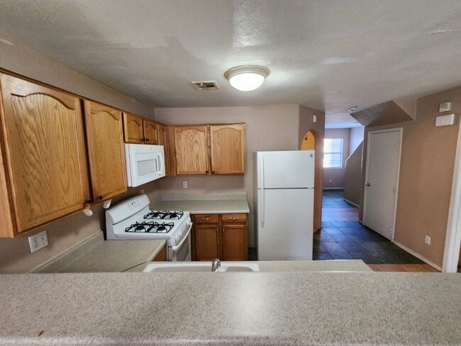 Building Photo - Beautiful 3 Bedroom & 2 1/2 Bath Condo.