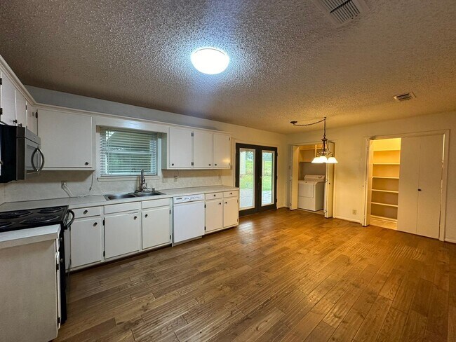 Building Photo - Coming Soon! 3 Bedroom 2 Bath in Whitehous...