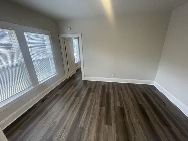 Building Photo - 2 bd 1 ba duplex