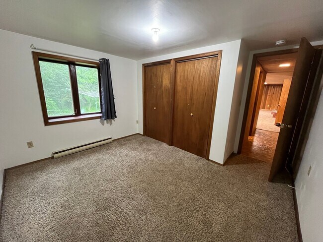 Building Photo - Lakeside 5 Bedroom 3 Bath Home Available N...
