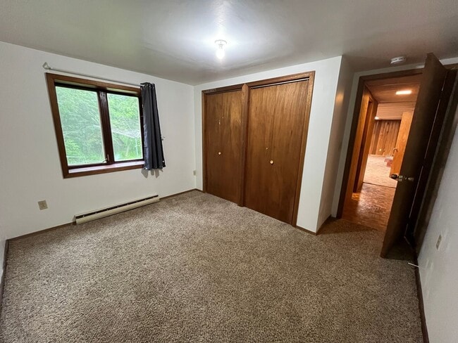 Building Photo - Lakeside 5 Bedroom 3 Bath Home!