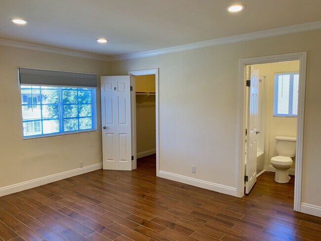 Building Photo - Luxury Upstairs 2 Bedroom Apartment in La ...